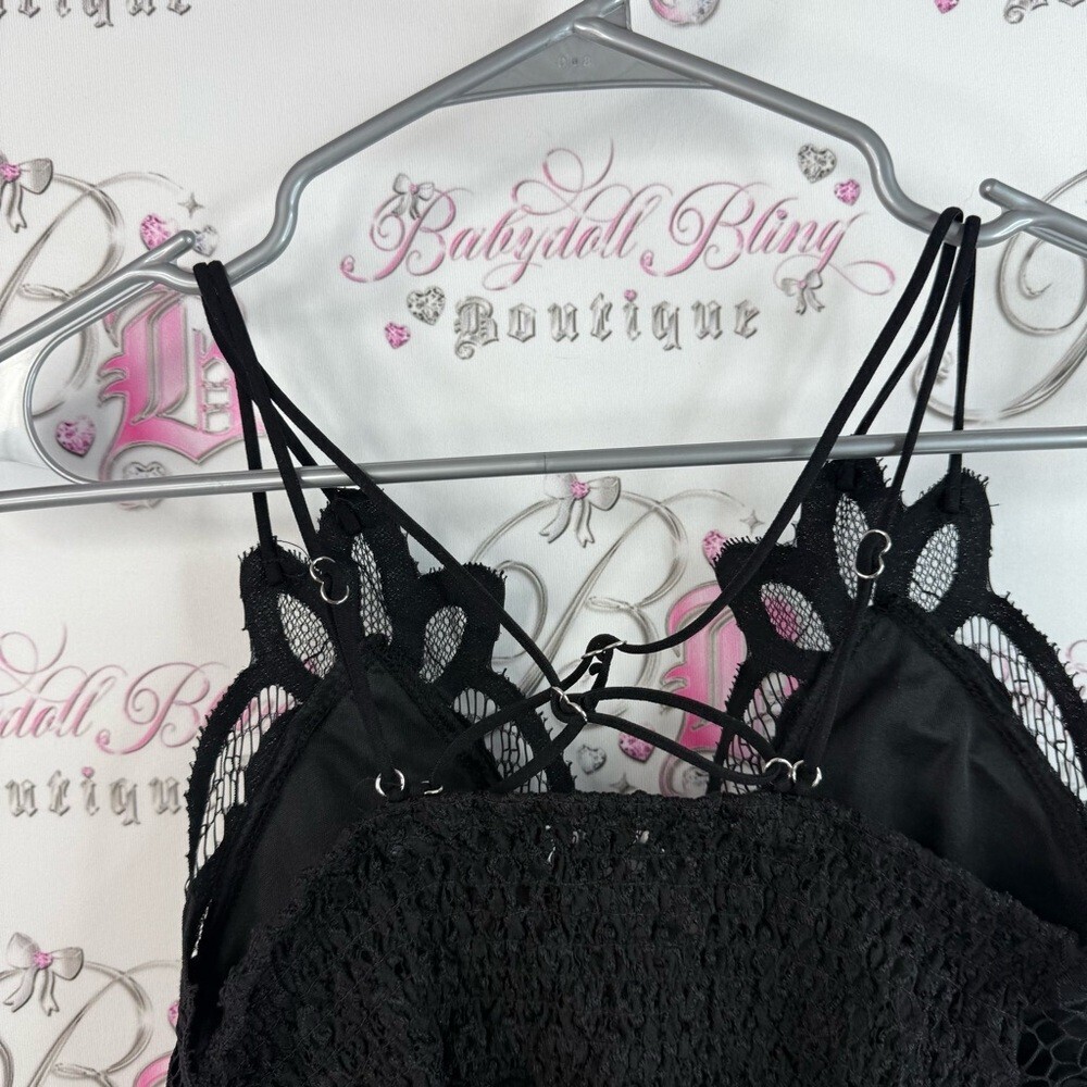 Ardene tank top cropped crochet lace floral detail Black Textured Lace Top - Picture 8 of 12
